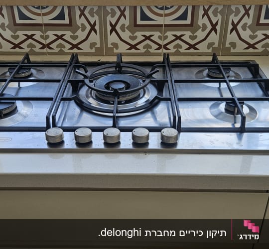 כיריים גז עם חמישה מבערים וכפתורי שליטה